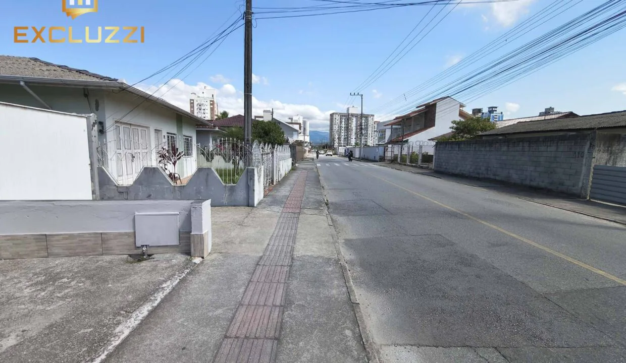 20-casa-passa-rua-sentido-pagani