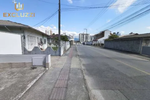 20-casa-passa-rua-sentido-pagani